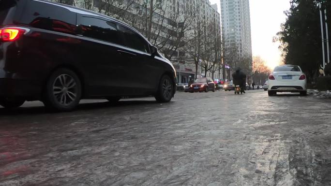 【原声】城市道路结冰交通状况