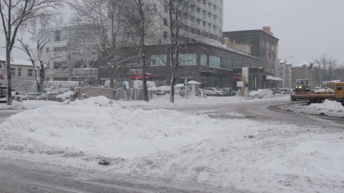 暴雪天气交通受阻车辆行人缓慢行进