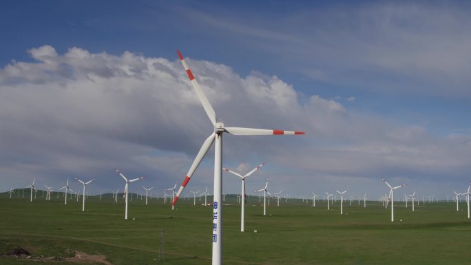 草原上散布矗立的风力发电机（4K素材）
