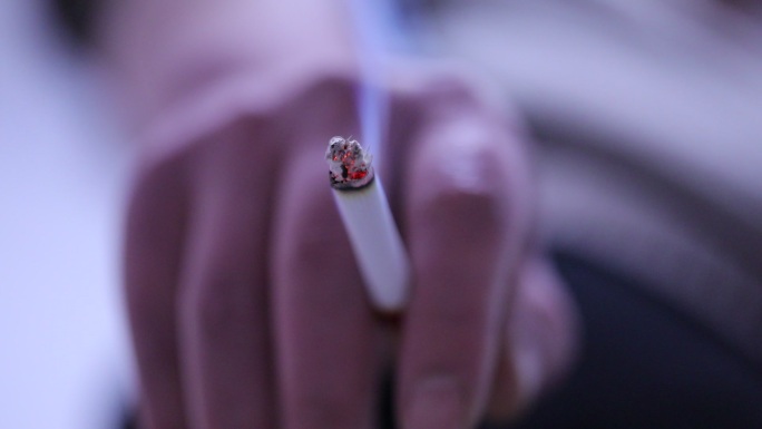 夹在指间的香烟吸烟手部动作特写