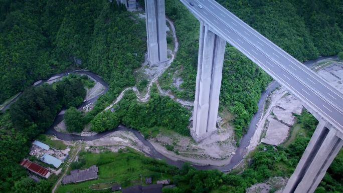 高速公路公高山峡谷航拍落差