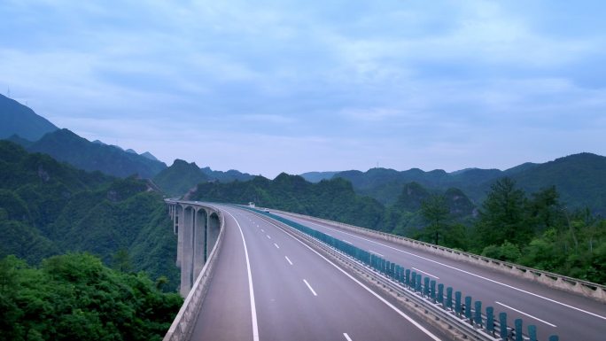 高速公路公路穿行山林高山峡谷航拍