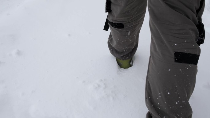 踏雪前行摸过膝盖的积雪在雪地上行走