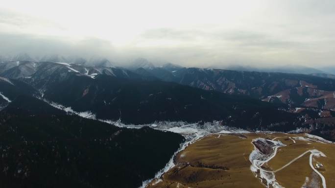 冬天雪山牧场冬季牧场山峰山脉