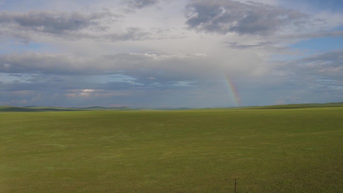 雨后青绿草原彩虹和晚霞（4K素材）