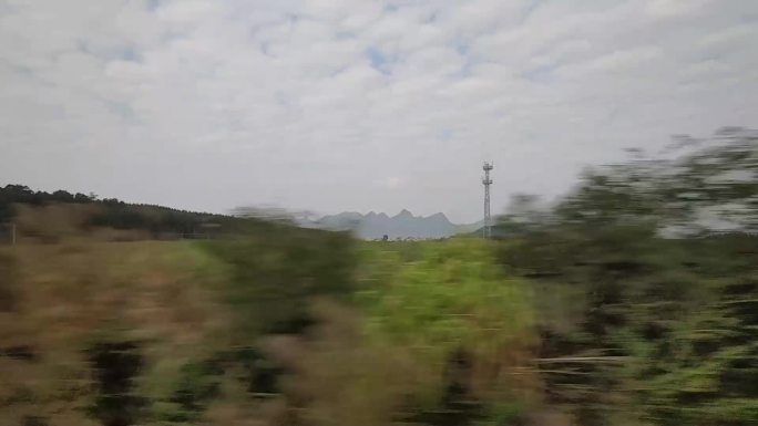 高铁动车窗外铁路沿途风景秋天广西桂林山水
