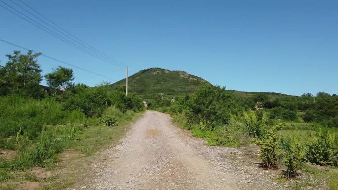 走在小山村的路上