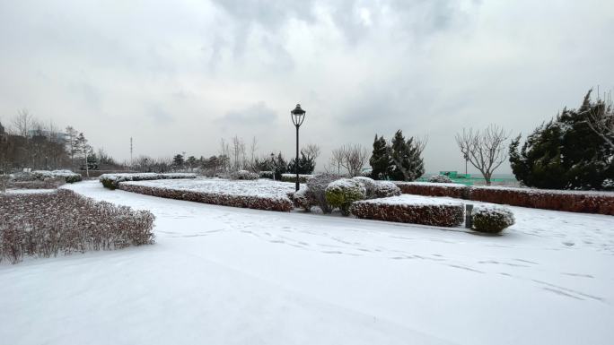 原创拍摄冬季欧式别墅街区雪景