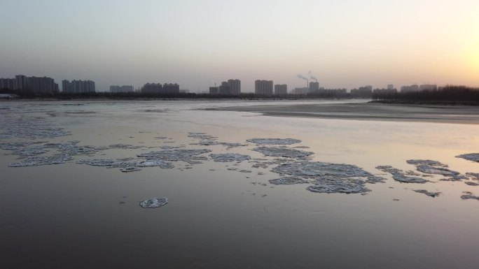 夕阳下流凌的黄河河道