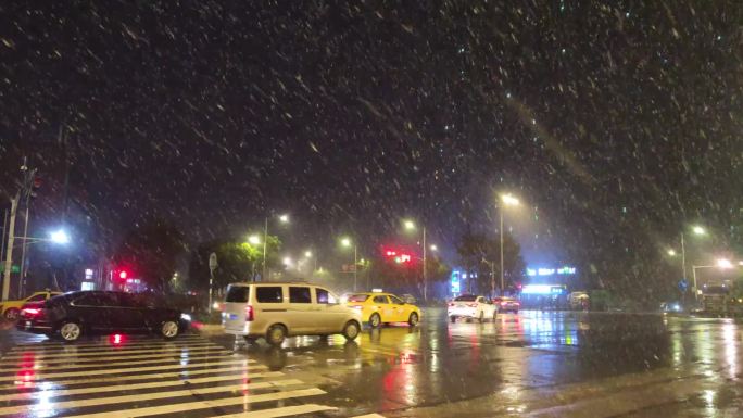 冬天下雪街道路灯夜景