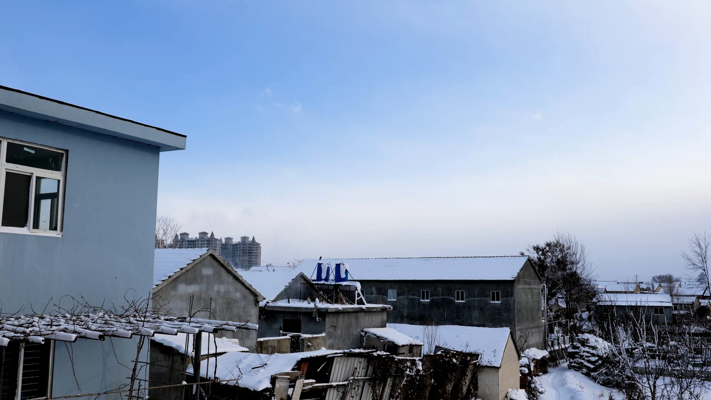 雪景实拍街道行人河水结冰