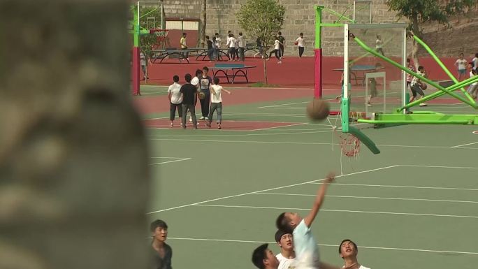山区学生打篮球