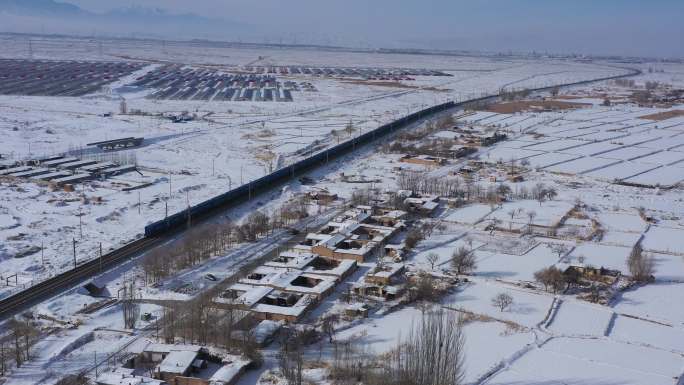 冬季农村雪地列车
