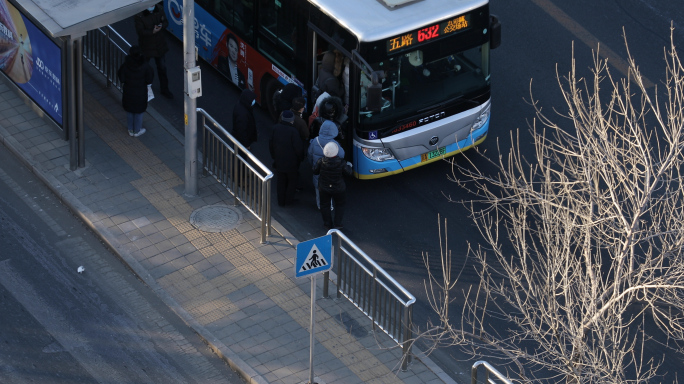 俯拍北京公交车-公交车到站老人上公交车