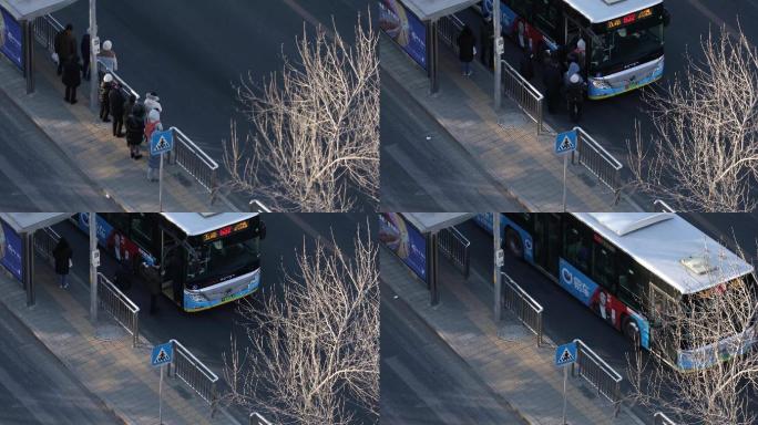 俯拍北京公交车-公交车到站老人上公交车