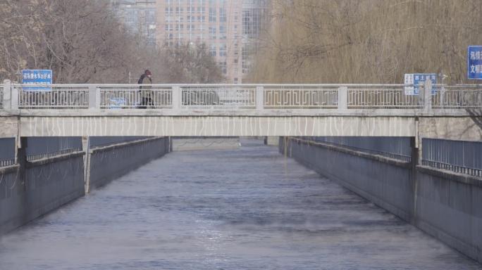 北京寒冷冬天河道，河面水雾，城市排水4k