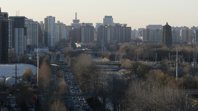 寒冷冬天，俯拍城市街景，北京白天车流