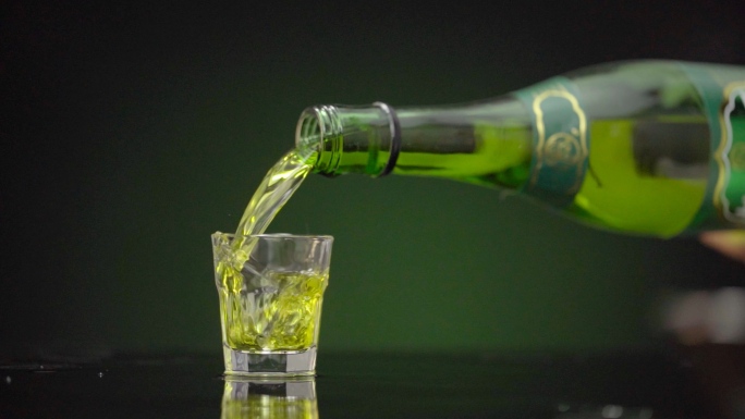 竹叶青白酒素材