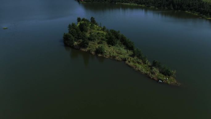 航拍湖面小岛