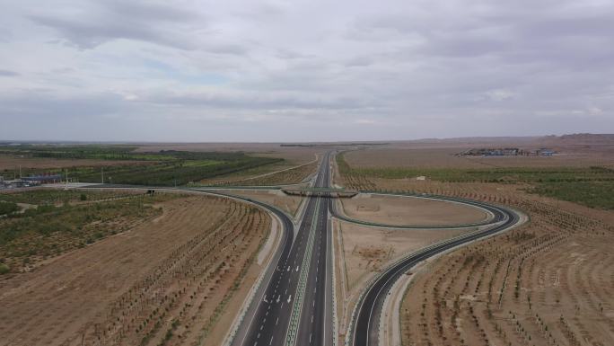 戈壁高速公路出入口