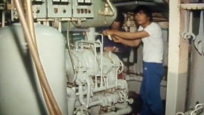 船员维修更换大型柴油发动机