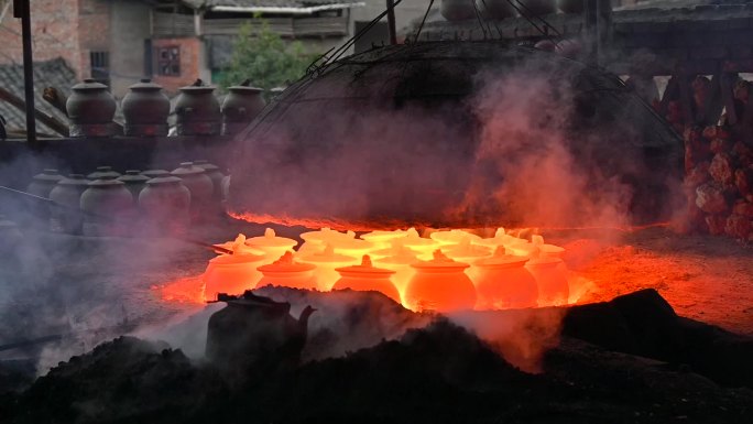 荥经砂器开窑上釉黑砂土法烧制工艺