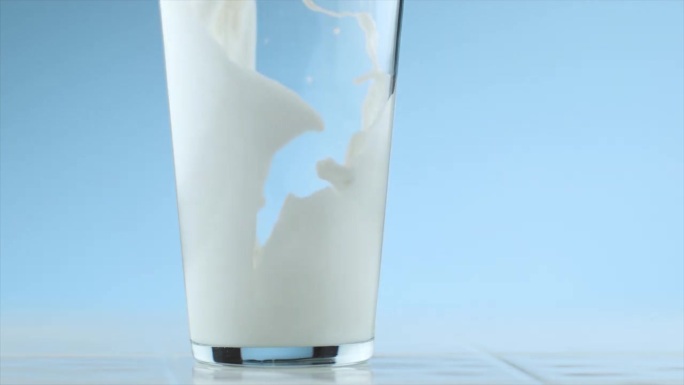 实拍牛奶倒入杯中