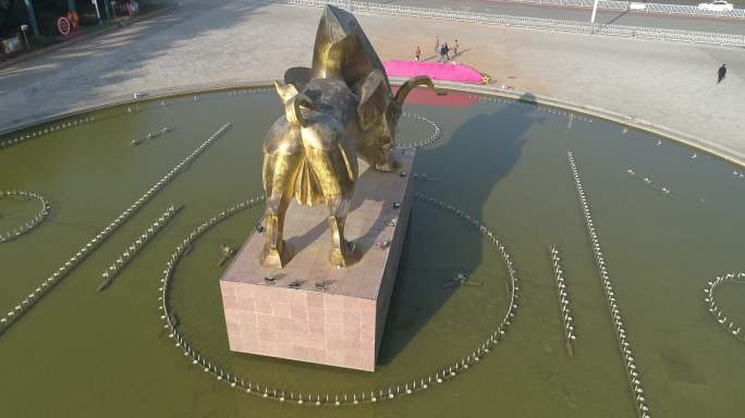4K蒙自红河广场金牛雕塑环绕航拍