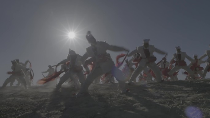 黄土高原上一群陕北人高兴地的打着安塞腰鼓