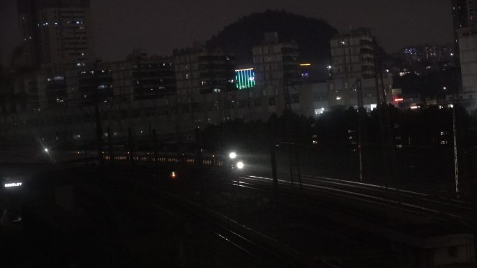 夜晚的美丽火车