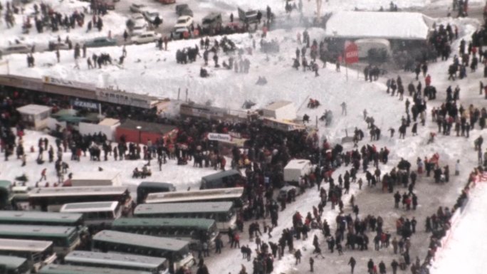 瑞士国际滑雪联合会观众观看跳台滑雪