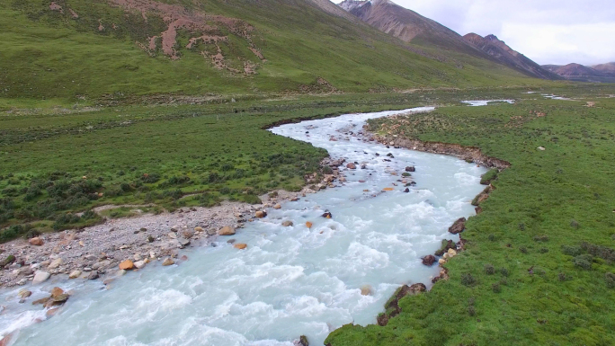 西藏羊八井雪格拉山冰川下的溪流