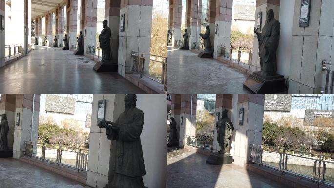 山东济南：泉城广场文化长廊名人雕塑