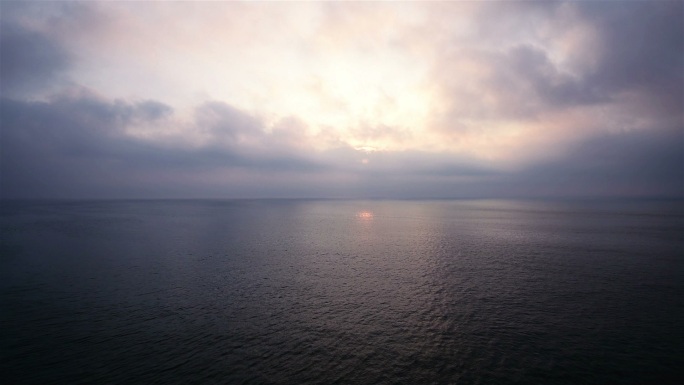 平静海面日出日落