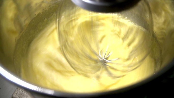 面包制作-搅拌鸡蛋