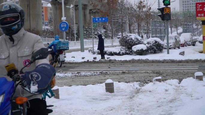 下雪天仍在户外工作的人们有部分慢镜