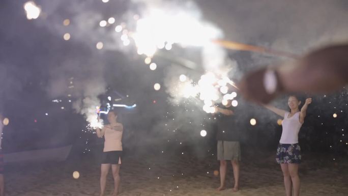 海边夜晚生日派对团建放烟花升格实拍
