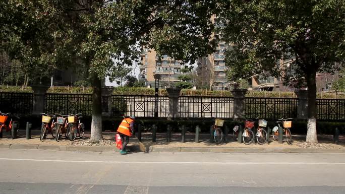 清洁工扫地扫马路清扫马路环卫工人