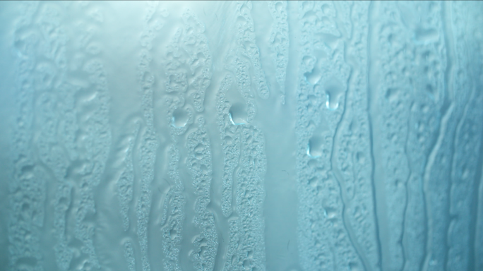 暴雨中的玻璃窗