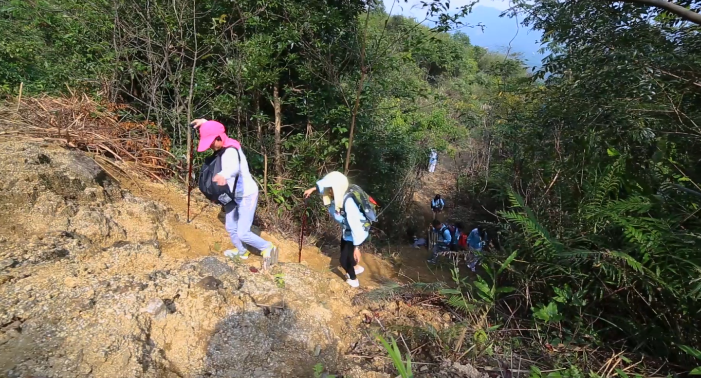 实拍山区徒步爬山视频