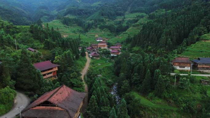 高山上的少数民族村寨