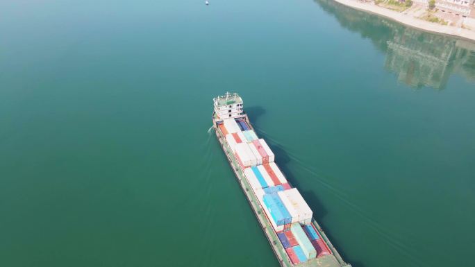 VJSHI4K航拍城市长江货轮满载集装箱