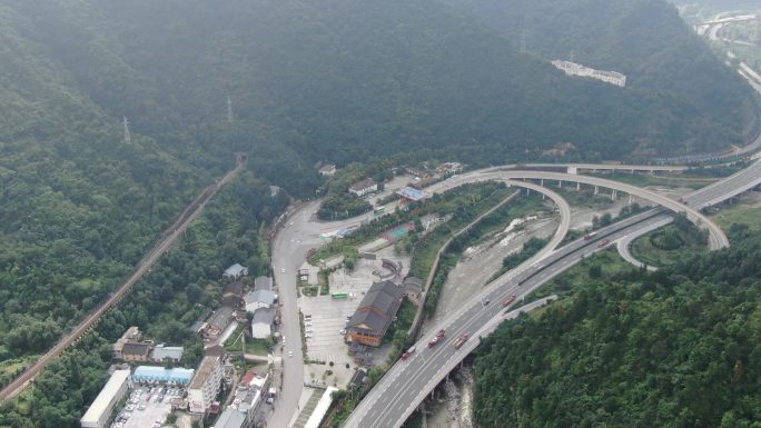 高速公路秦岭山脉航拍崇山峻岭