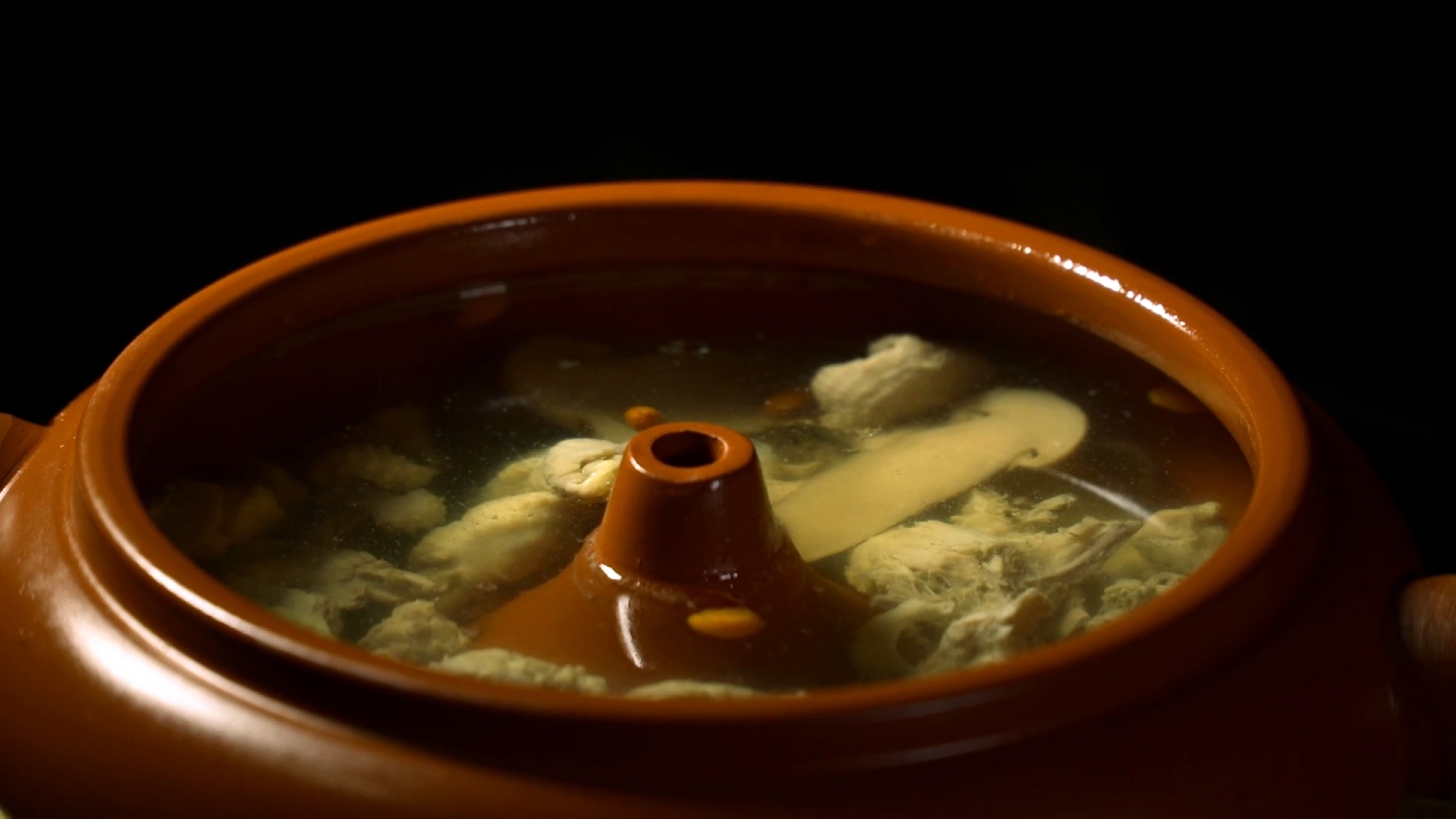 云南美食：松茸鸡汤料理制作过程