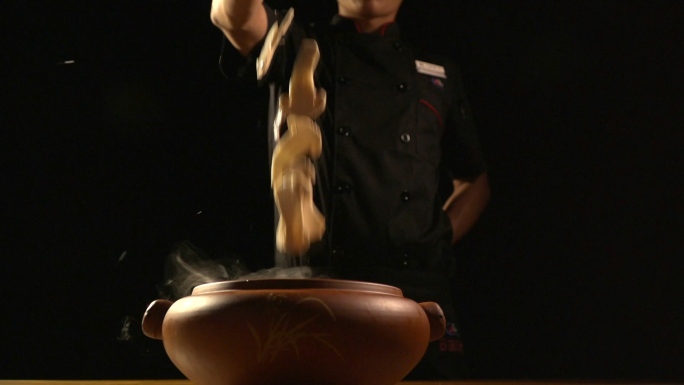 云南美食：松茸鸡汤料理制作过程