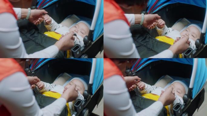 熟睡的宝宝婴儿睡在婴儿车中的婴儿