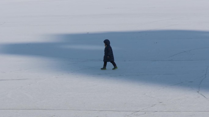 实拍冰雪上独行的小男孩4k