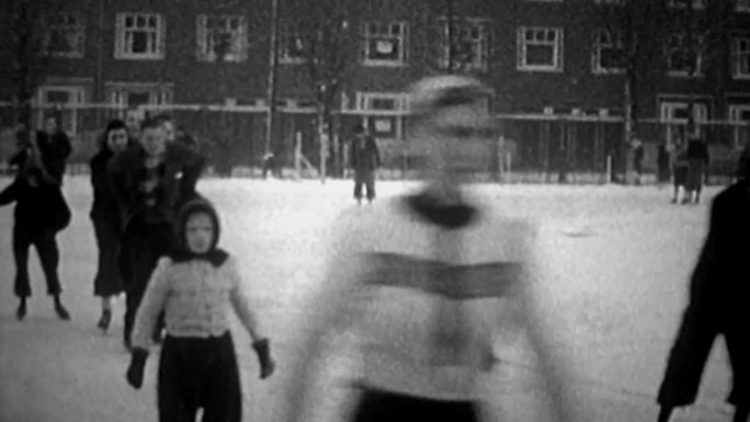30年代城市冬季积雪覆盖滑冰场