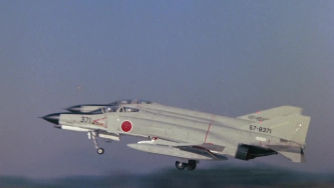 60年代日本检修维修F-4鬼怪战斗机