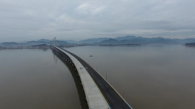 航拍穿越在建中的乐清湾跨海大桥二桥钢缆